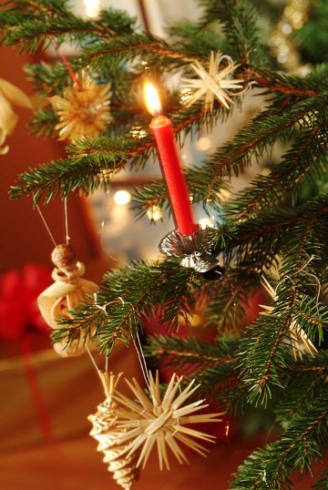 Vánoční stromek ozdobený slaměnými ozdobami, ilustrační snímek