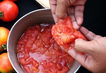 rajčata po spaření vařící vodou snadno oloupeme