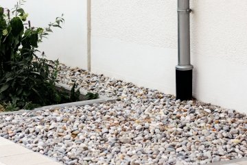 Kačírek kolem domu